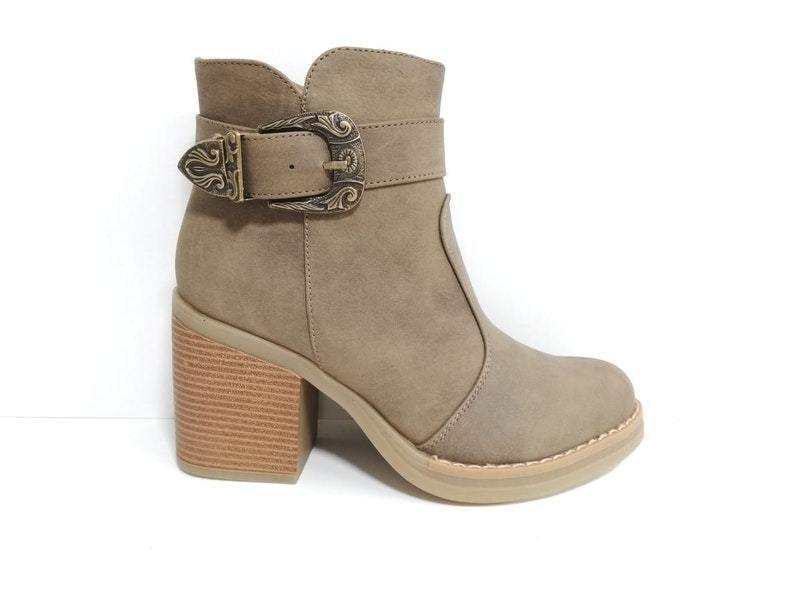 BOTIN TACO CUADRADO KHAKI - Pastik.cl