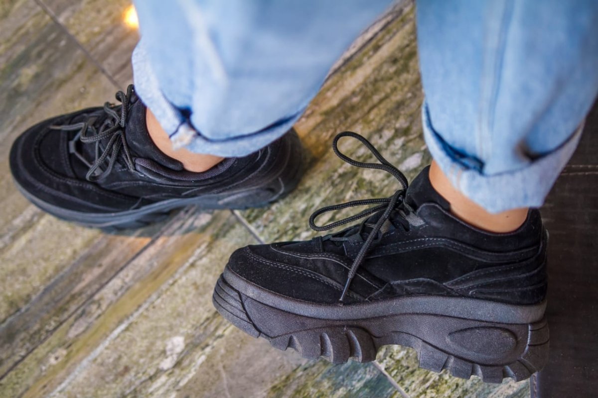 Zapatilla chunky 18 negra gamuza