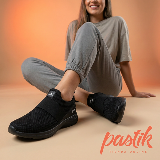Zapatilla deportiva para mujer sin cordones en color negro de la marca Pastikcl, vista frontal con diseño moderno y cómodo.