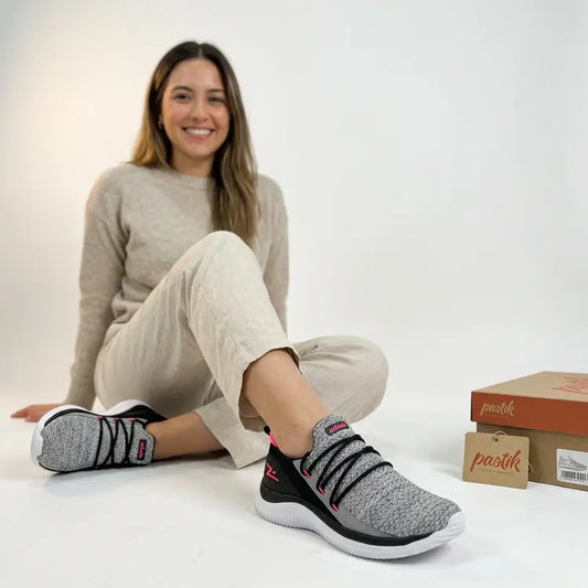 Zapatillas deportivas para mujer en color ceniza, negro y rosa de la marca Pastikcl, con diseño deportivo y comodidad.