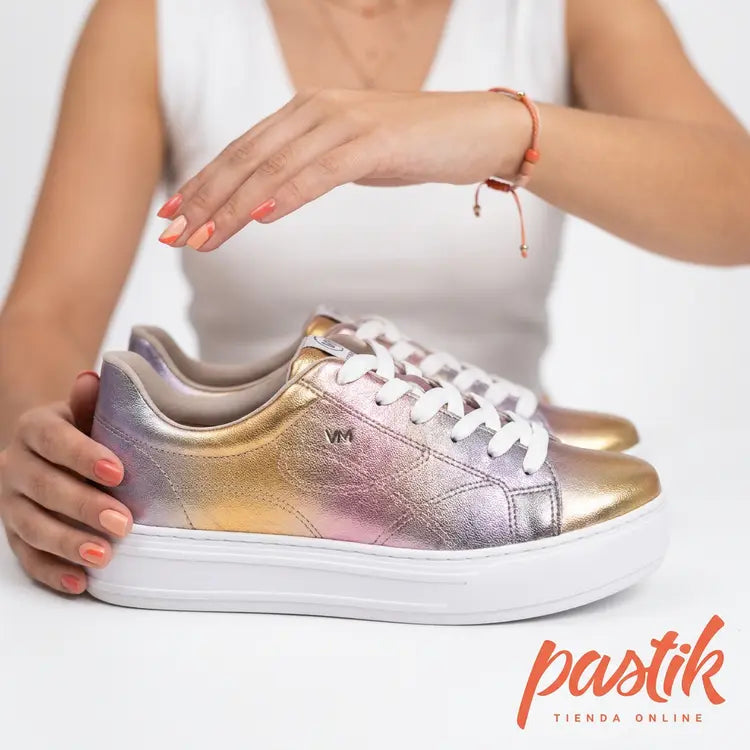 Zapatillas mujer Tornasol Magnolia de Pastikcl, diseño colorido y cómodo, con suela blanca y detalles en tonos azules y morados.