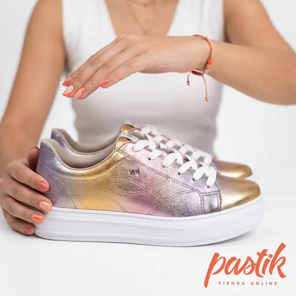 Zapatillas mujer Tornasol Magnolia de Pastikcl, diseño colorido y cómodo, con suela blanca y detalles en tonos azules y morados.