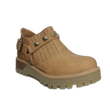 Cargar imagen en el visor de la galería, Zapaton Tachas  camel
