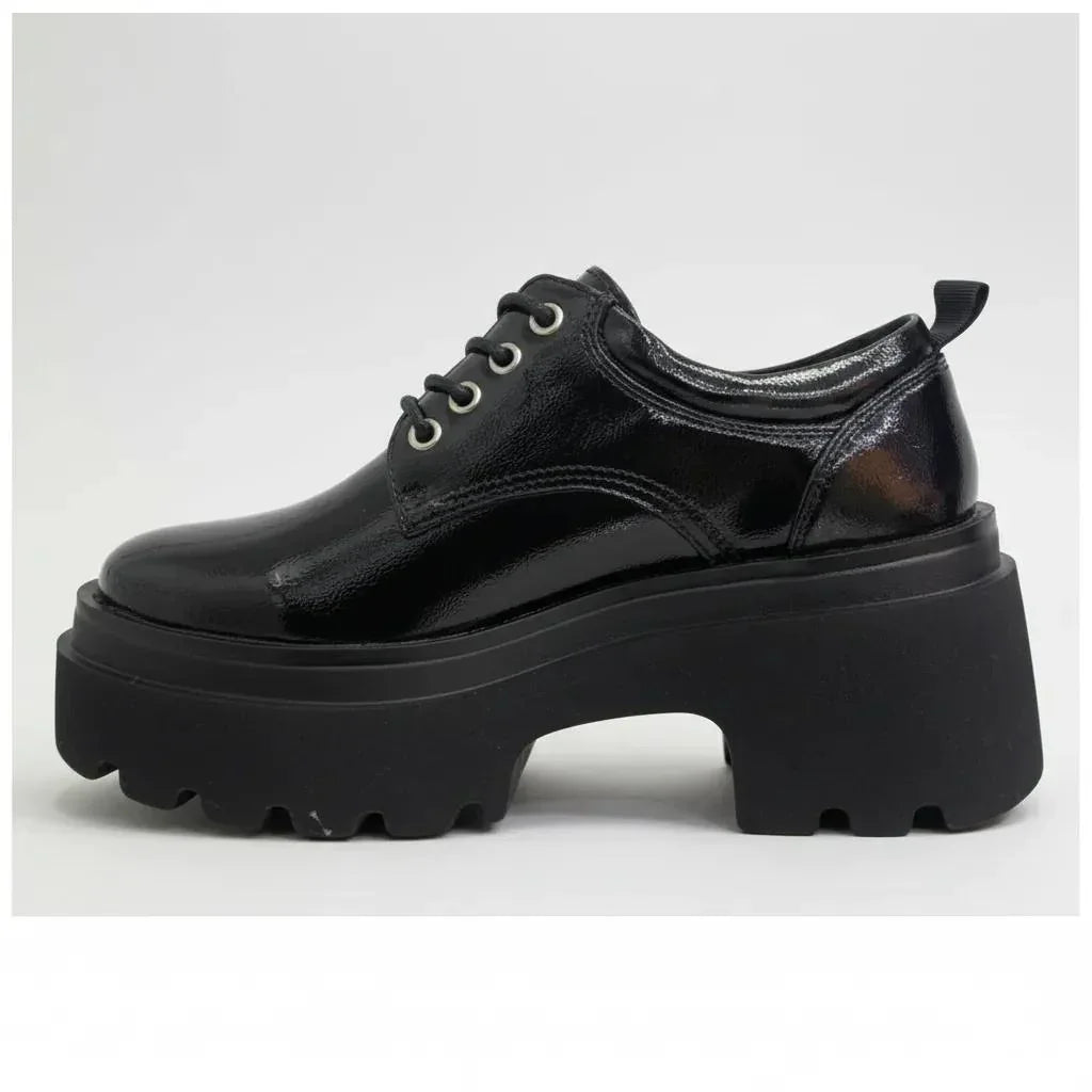 Zapato negro con plataforma gruesa, cordones y punta redonda, ideal para calzado urbano y accesorios de moda