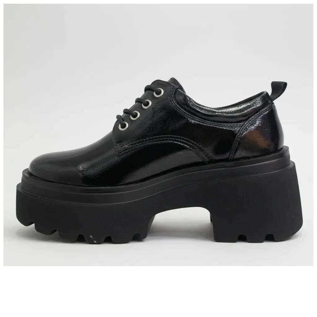 Zapato negro con plataforma gruesa, cordones y punta redonda, ideal para calzado urbano y accesorios de moda