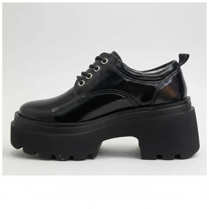 Zapato negro con plataforma gruesa, cordones y punta redonda, ideal para calzado urbano y accesorios de moda