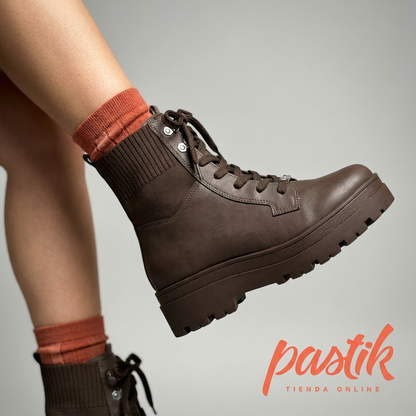 Zapatillas mujer marrón con cordones de la marca pastikcl, estilo bototo, visible en la imagen con detalles de la suela y diseño.