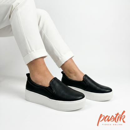 Zapatillas negras Pastikcl Pancha Negra Via Marte con suela de goma y diseño cómodo para uso diario.