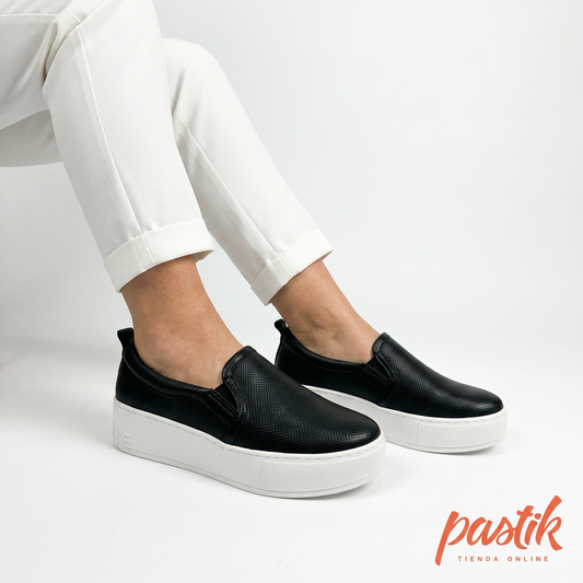 Zapatillas negras Pastikcl Pancha Negra Via Marte con suela de goma y diseño cómodo para uso diario.