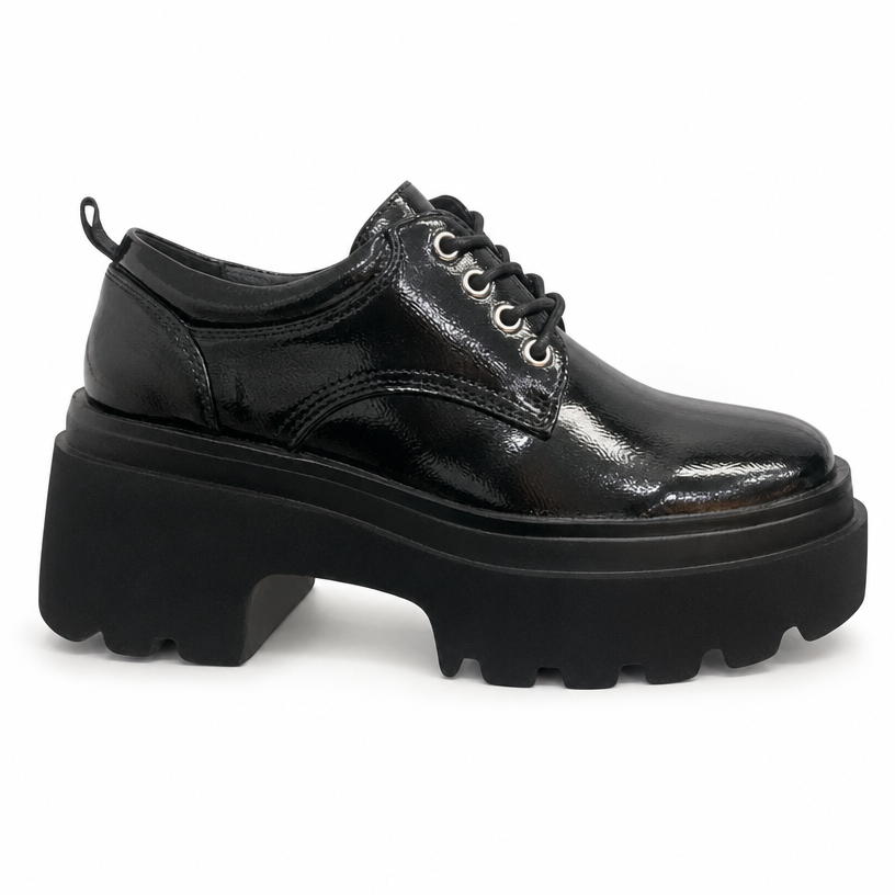 Zapatón de charol negro de pastikcl con plataforma y acabado brillante, calzado elegante para mujer.