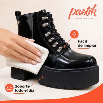 Botines de charol negro con plataforma y cordones de la marca pastikcl, visibles en la imagen.