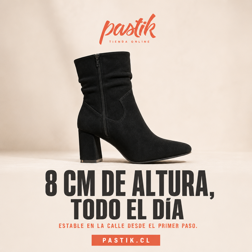 Botines de gamuza negra con tacón de 8 cm de la marca Pastik.cl, mostrando el diseño y la textura del material.