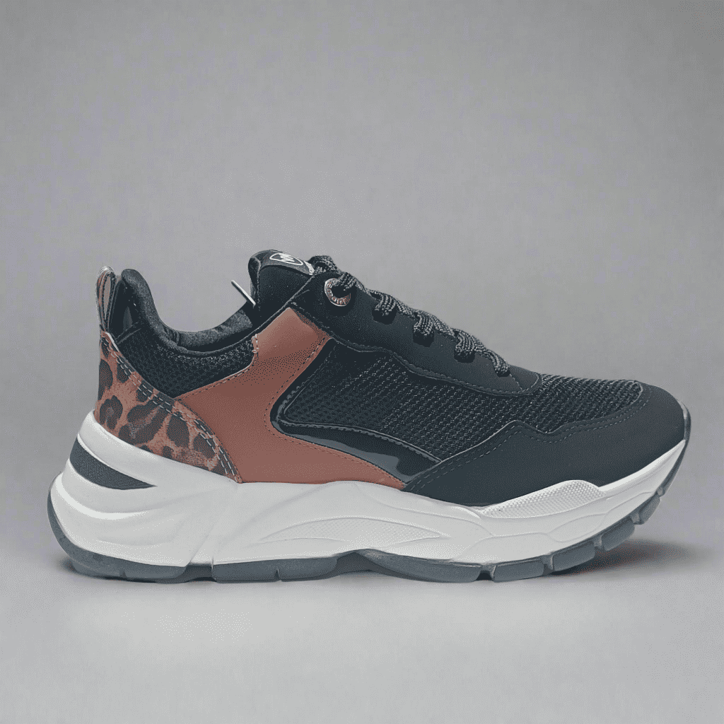 Zapatillas para mujer de plataforma en negro con estampado, marca Pastikcl, con suela gruesa y diseño moderno.