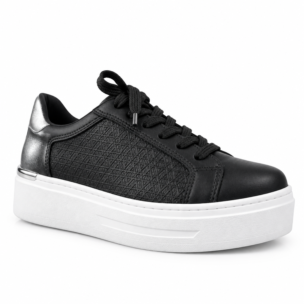 Zapatilla negra de vestir para mujer de la marca Pastikcl, con diseño elegante y detalles en la parte superior.