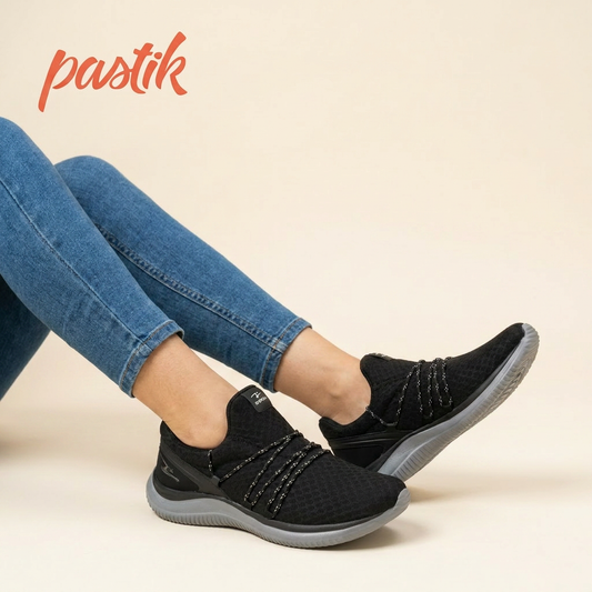Zapatilla deportiva para mujer en color negro de la marca Pastikcl, con diseño cómodo y moderno para actividades físicas.