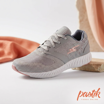 Zapatilla deportiva mujer en color ceniza de la marca Pastikcl, vista lateral con detalles en la suela y diseño moderno