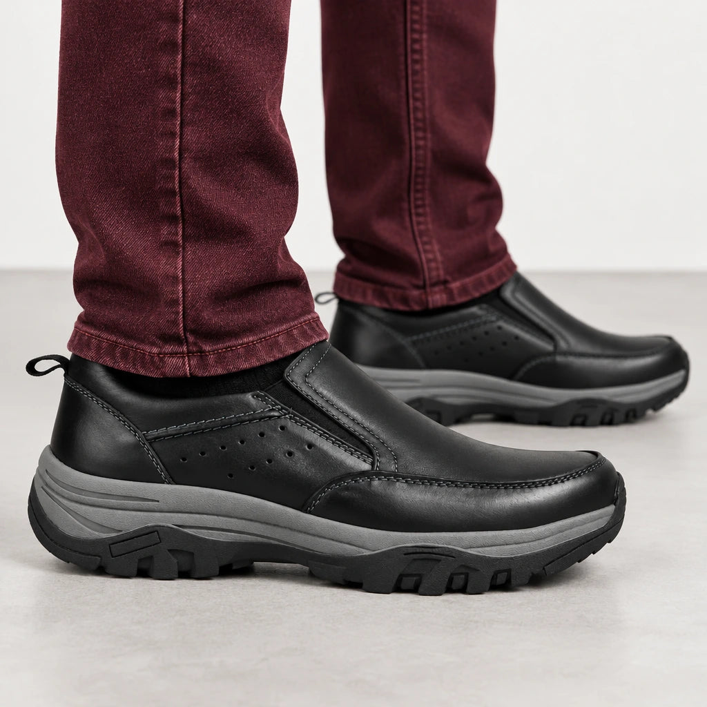 Zapato de cuero negro informal para hombre sin cordones de la marca Pastik Chile, vista frontal sobre fondo blanco.