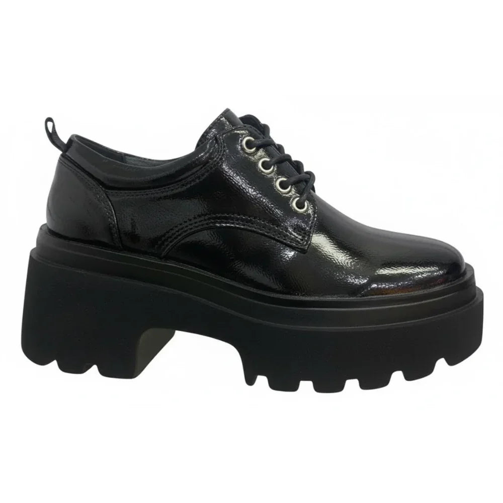 Zapato negro brillante con plataforma gruesa y cordones, ideal para calzado urbano y moda casual