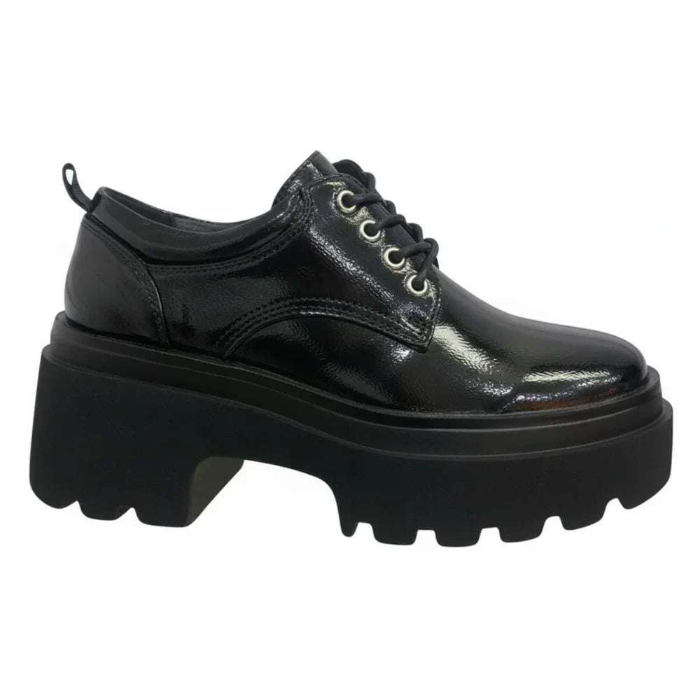 Zapato negro brillante con plataforma gruesa y cordones, ideal para calzado urbano y moda casual