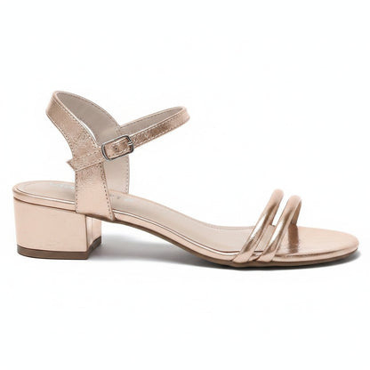Sandalia de mujer con tacón bajo en color champagne de la marca Pastikcl, con diseño elegante y cómodo para ocasiones especiales.