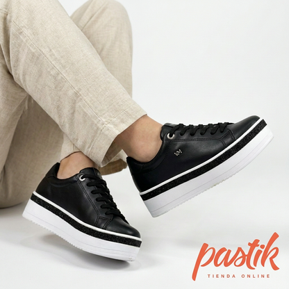 Zapatilla plataforma negra con suela blanca de la marca Pastikcl, estilo moderno y cómodo, visible en la imagen Shine_negra.png.