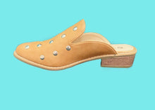 Cargar imagen en el visor de la galería, BABUCHA CAMEL TACHAS - Pastik.cl
