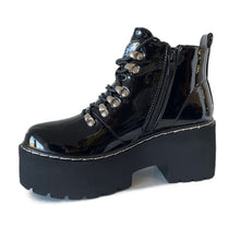 Cargar imagen en el visor de la galería, Botín Charol Cordones Plataforma Cuña Negro N12 - Pastik.cl
