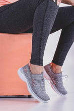 Cargar imagen en el visor de la galería, ZAPATILLA FIT DAY II Ceniza Salmon 9004 - Pastik.cl
