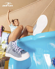 Cargar imagen en el visor de la galería, ZAPATILLA LONA MUJER CELESTE 9305 - Pastik.cl
