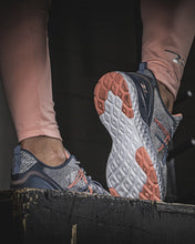 Cargar imagen en el visor de la galería, ZAPATILLA MUJER CENIZA CELESTE SALMÓN 7812-675 - Pastik.cl
